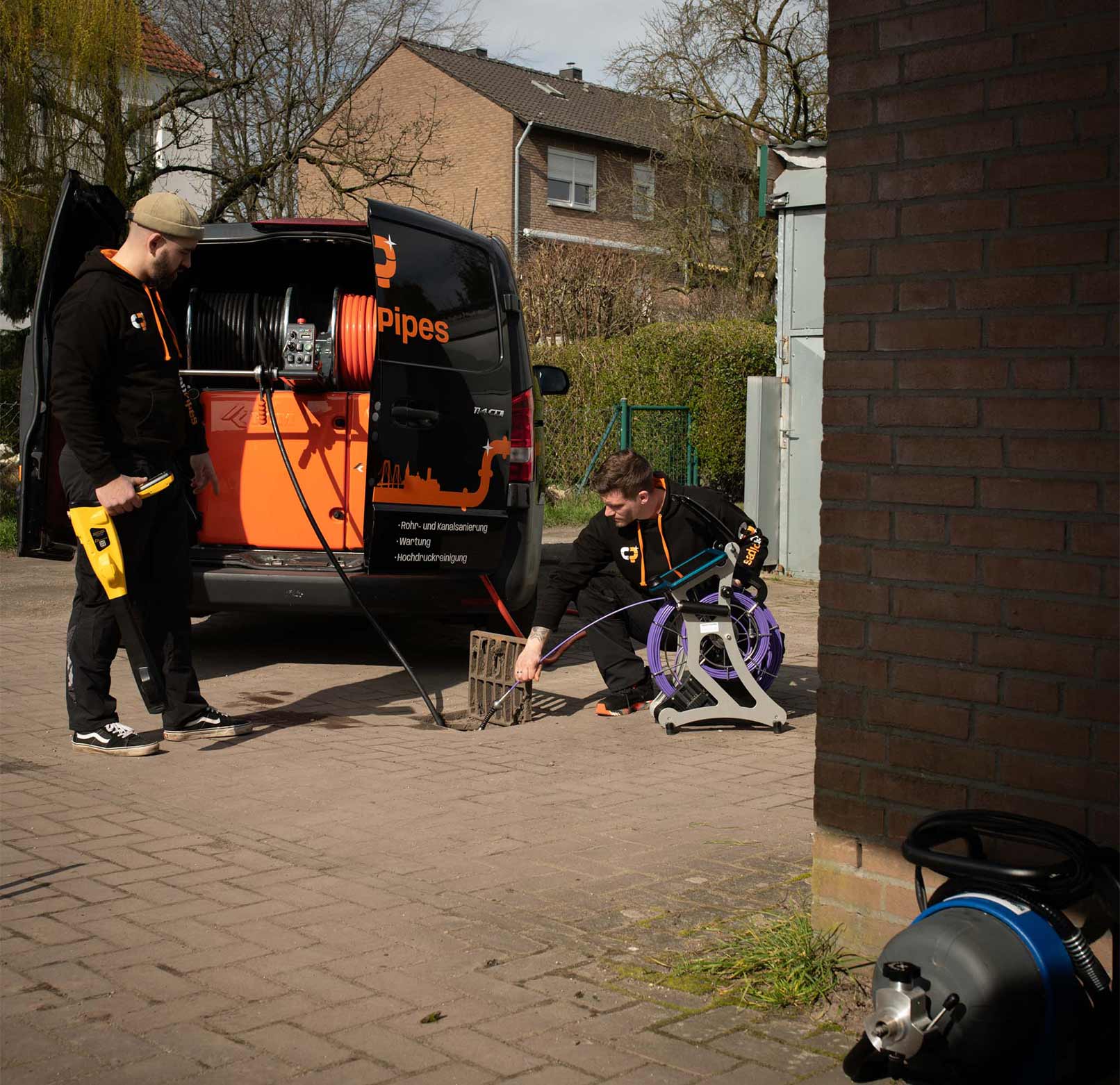 cleanpipes-emmerich-kleve-rohrreinigung_kanalreinigung_leistungen_dichtheitspruefung@2x